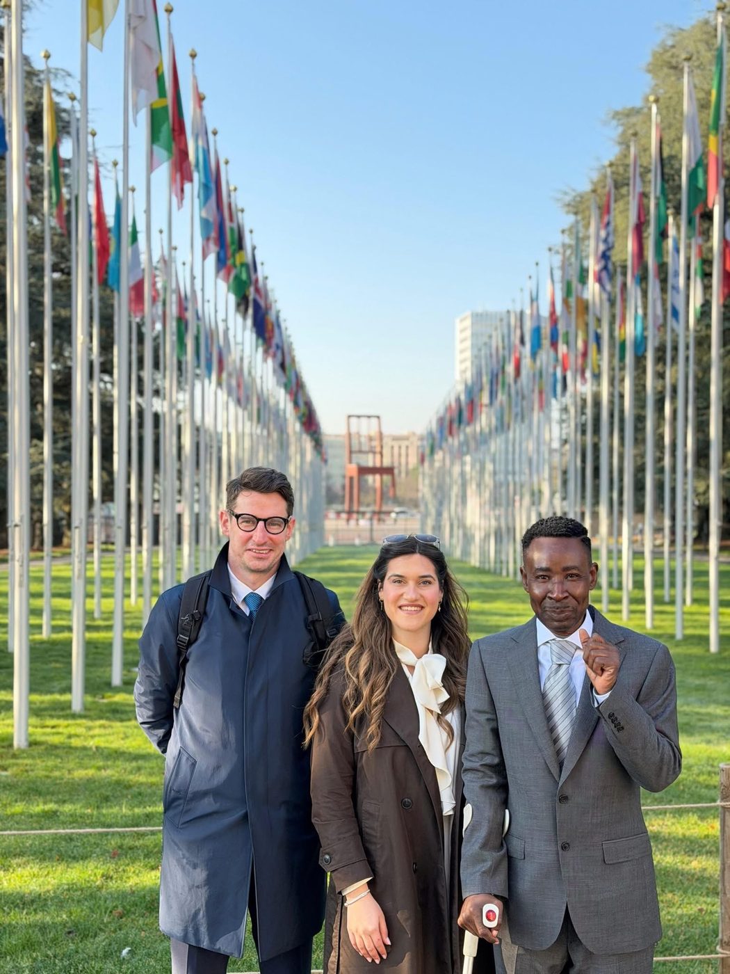 Délégation CDDH devant les drapeaux des Nations Unies, Genève