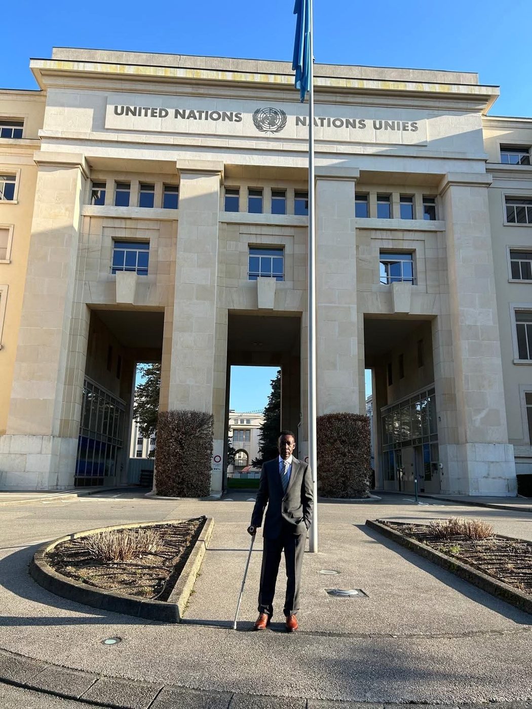 Abdoul Aziz Goma devant le siège des Nations Unies à Genève