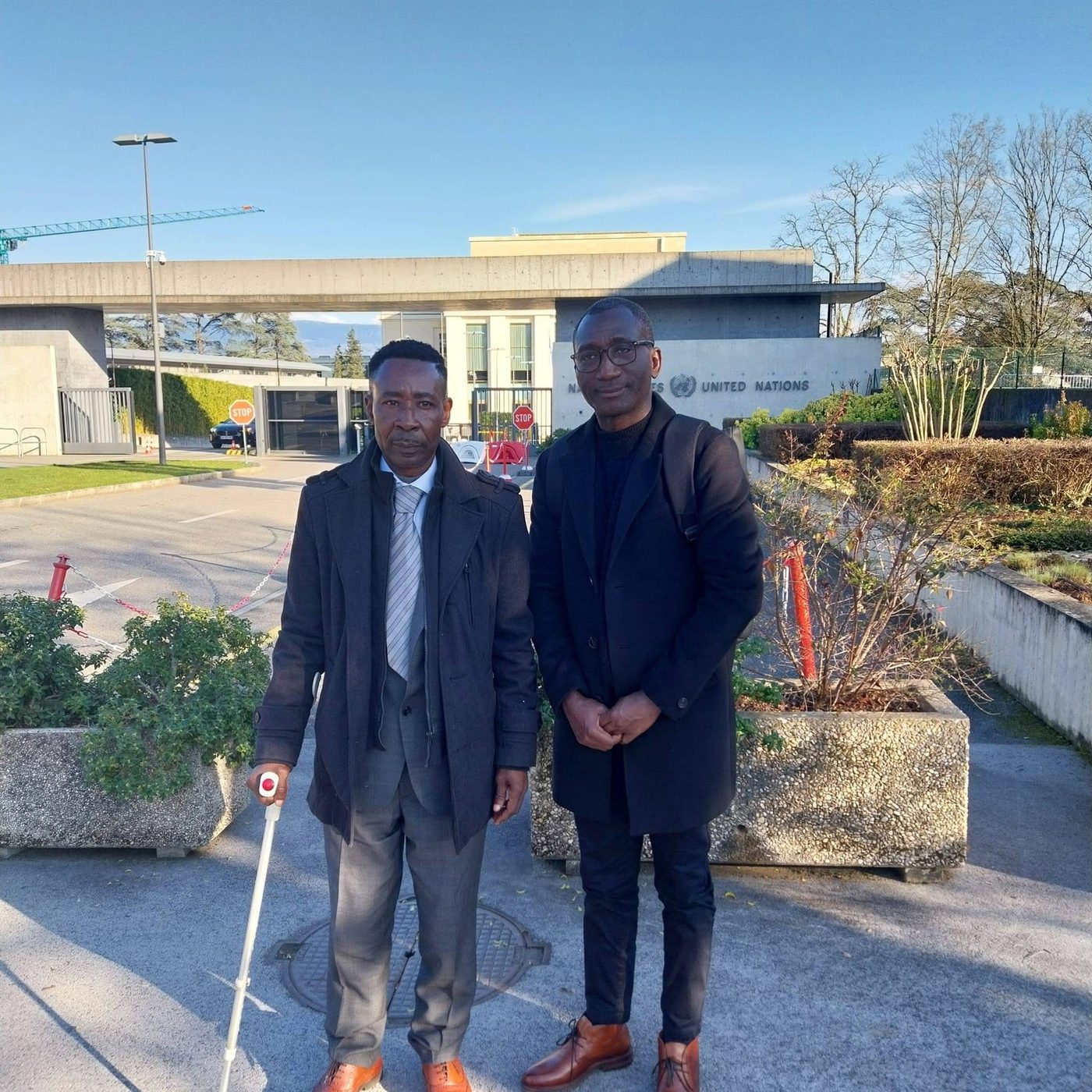 Abdoul Aziz Goma et un membre de soutien devant les Nations Unies