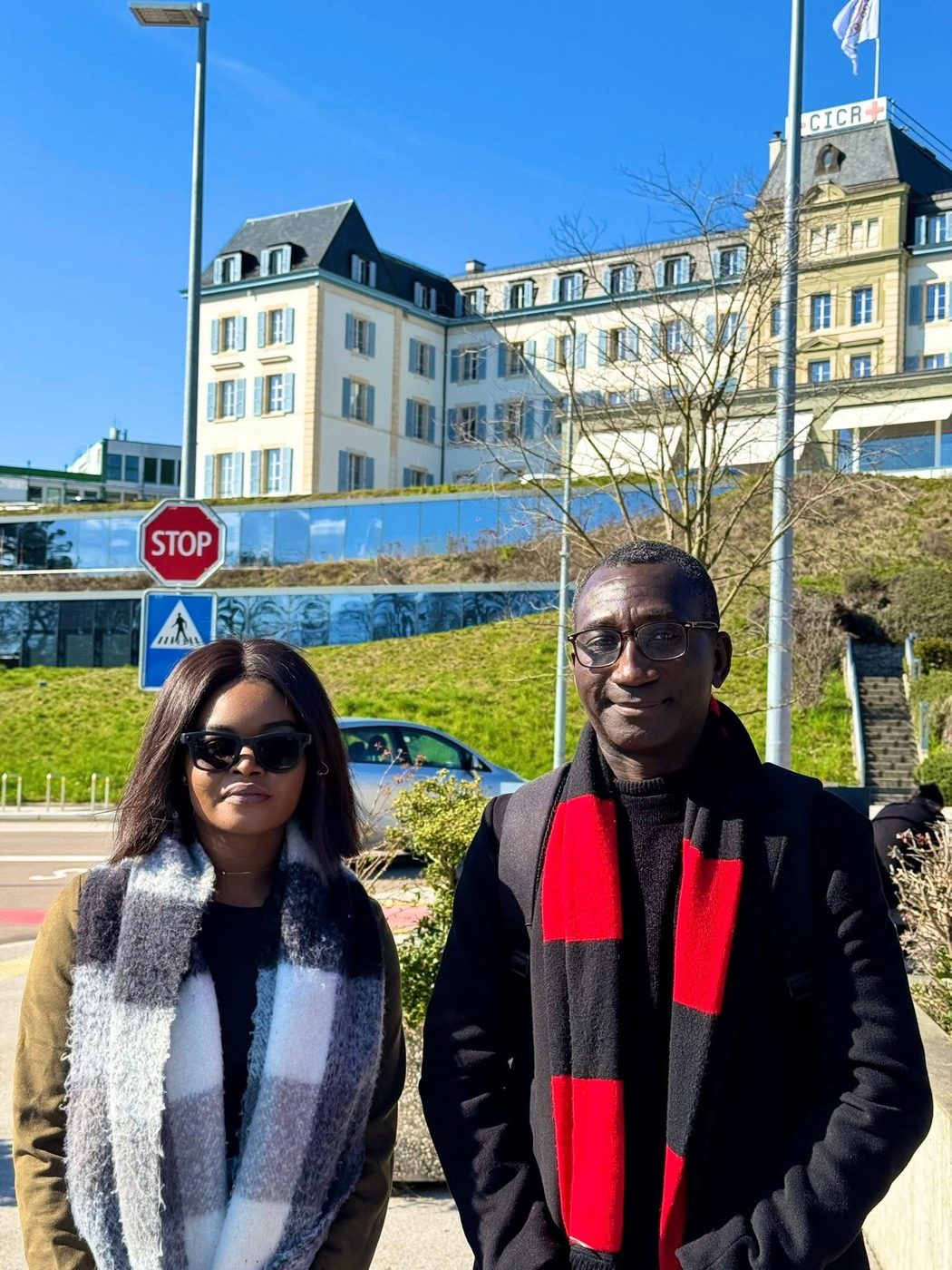 Membres de la délégation devant le CICR à Genève