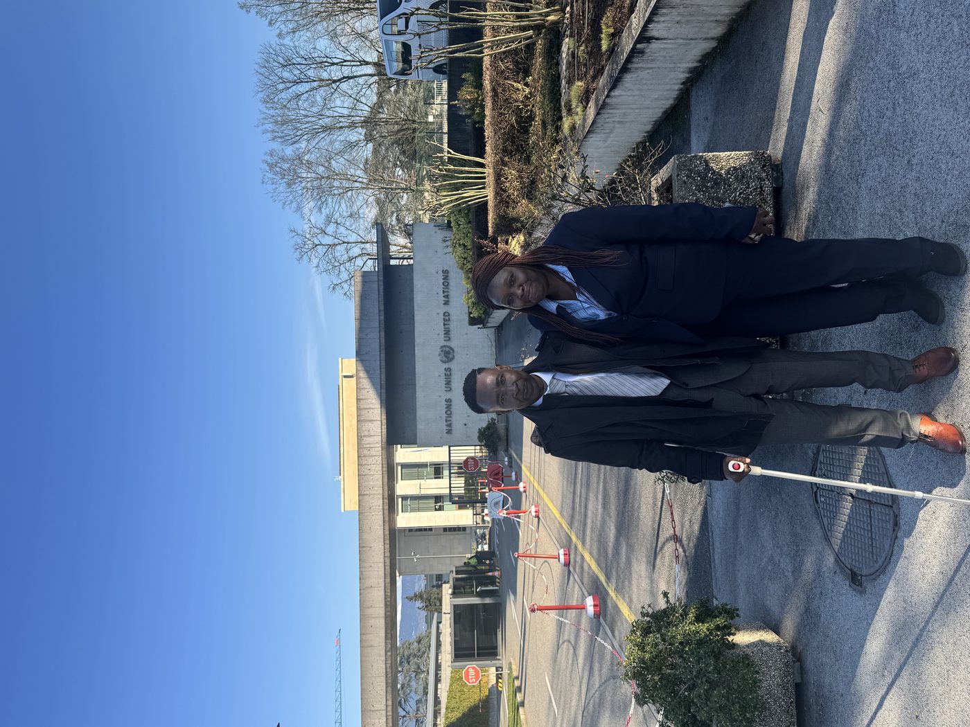 Abdoul Aziz Goma avec des membres de la délégation devant l'ONU